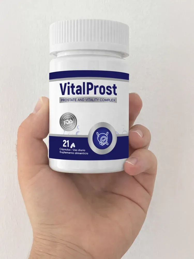 Frasco de VitalProst sostenido en una mano, con la etiqueta «21 cápsulas, uso diario, suplemento alimenticio»